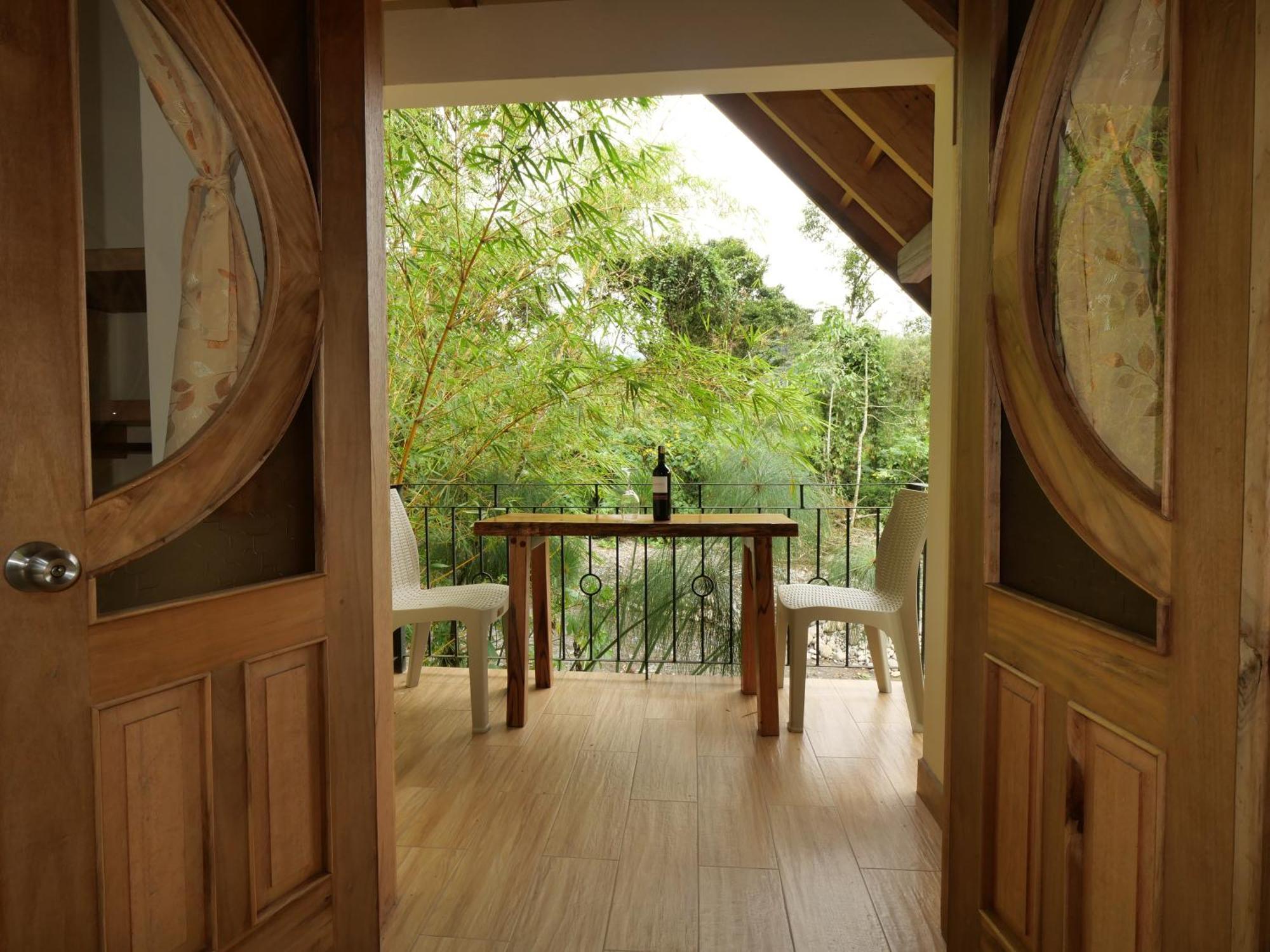 Casa Del Rio En Mindo Bed & Breakfast Exterior photo